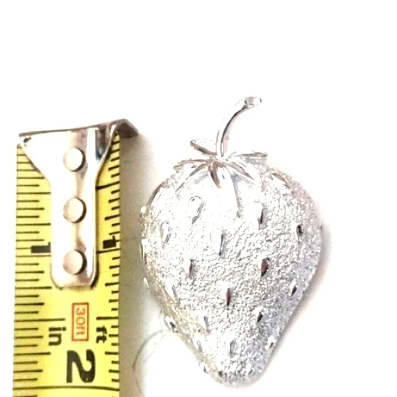 SARAH COVENTRY VINTAGE 1968 SILVER-TONE WHITE "STRAWBERRY ICE" 1x2" BROOCH PIN - Picture 6 of 6